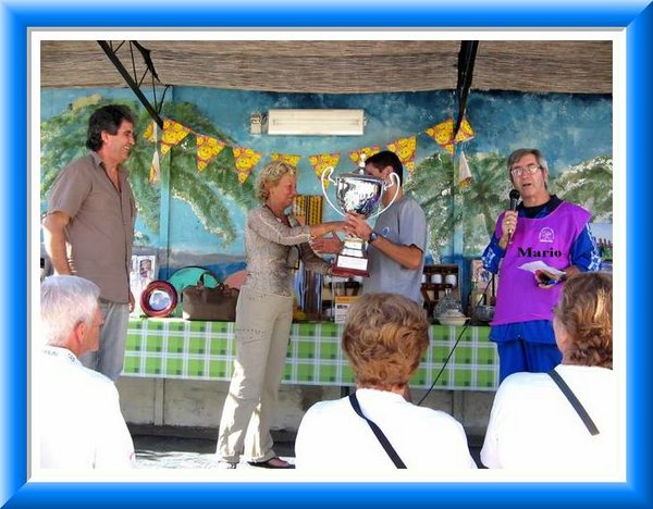 Premiazione con trofeo gruppo Marathon.jpg