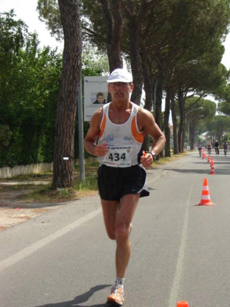 36° km.  Maratona di Pisa 17.05.09 0402.jpg